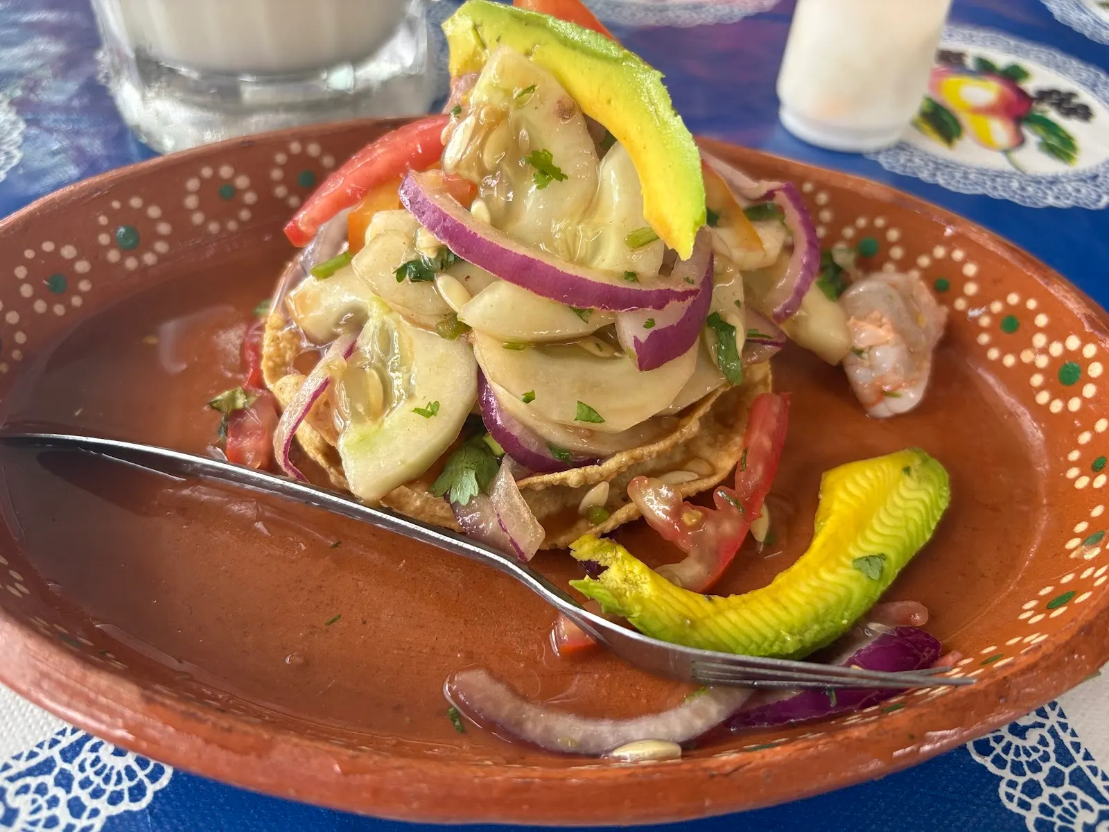 Aguachile de camarón con cebolla morada y pepino