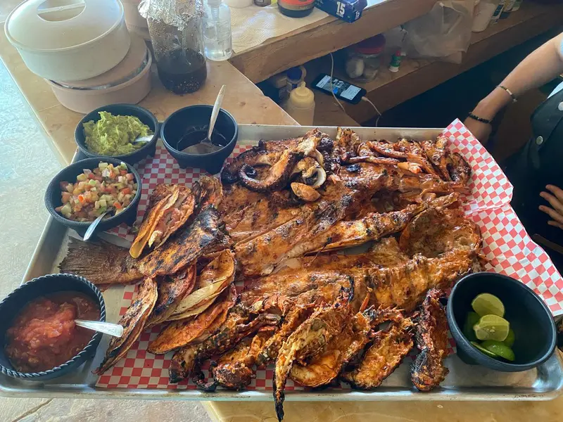 Charola de pescados zarandeados con salsas
