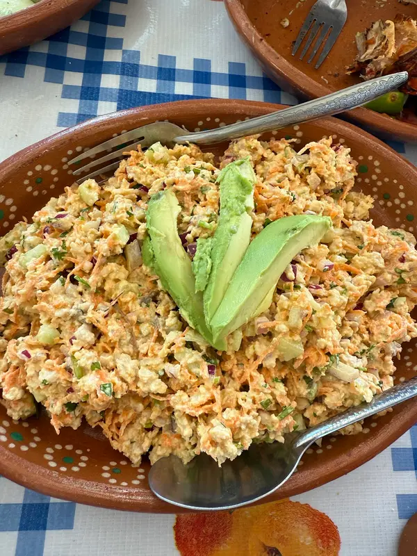 Ceviche de pescado con aguacate