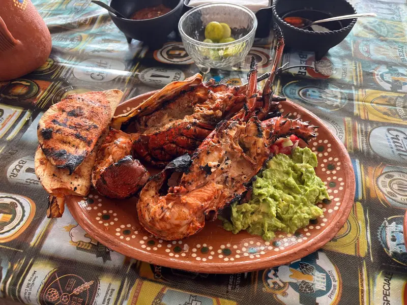 Langostas zarandeadas con guacamole