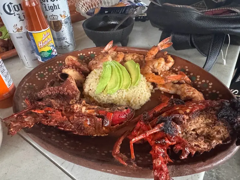 Langosta zarandeada con guacamole