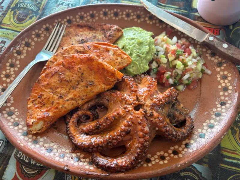 Pulpo zarandeado con quesadilla