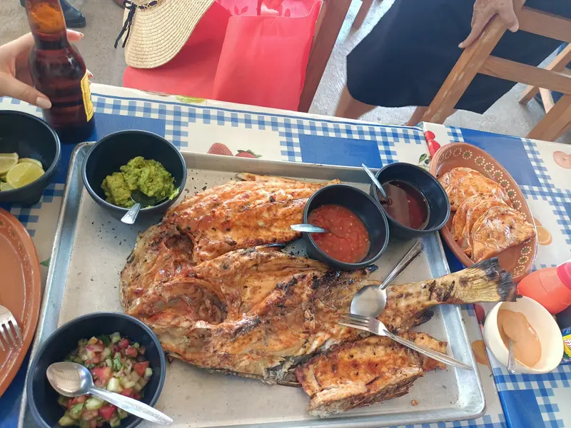 Mariscos zarandeados con salsas