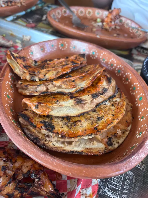 Pescado zarandeado en plato de barro