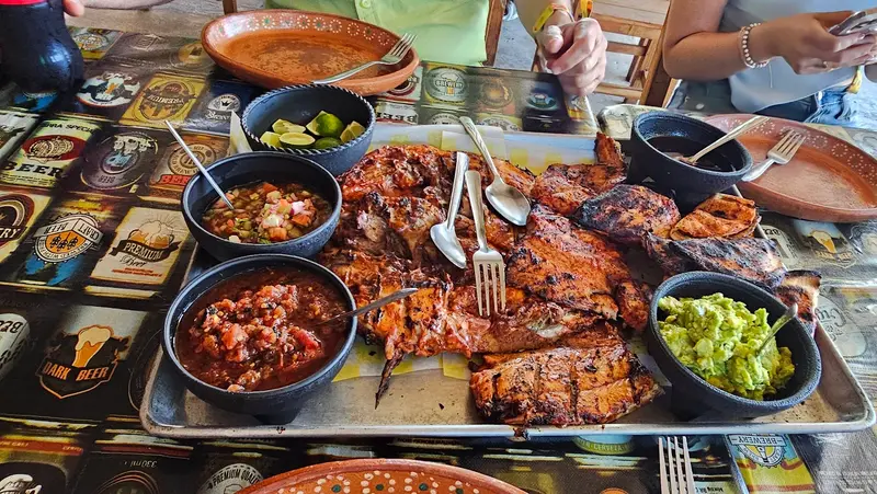 Mesa con mariscos y salsas