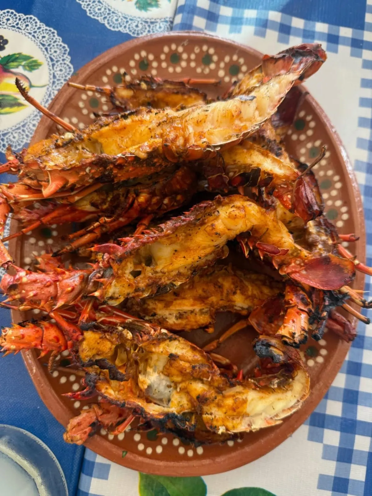 Langostas zarandeadas en plato de barro