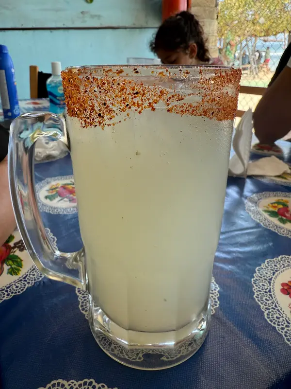 Limonada escarchada con chile en tarro
