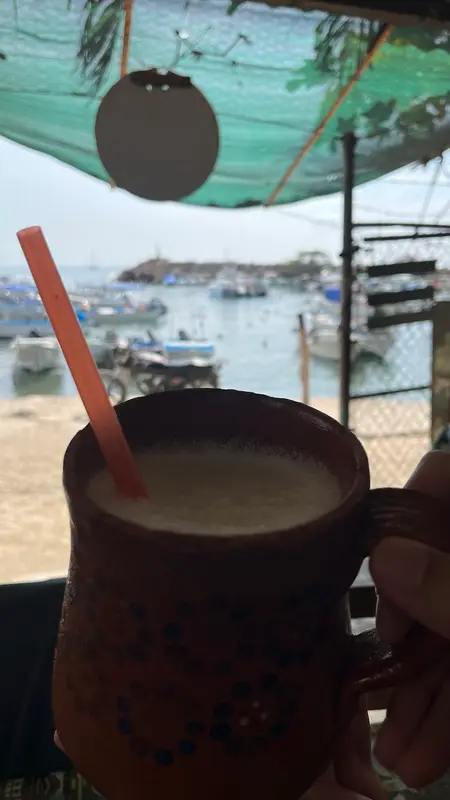Bebida fresca frente a la marina