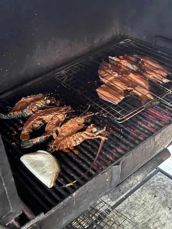 Pescados y langostas sobre la parrilla