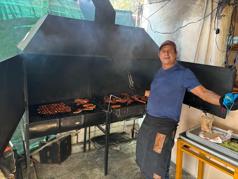 Nuestro parrillero preparando zarandeados a la leña