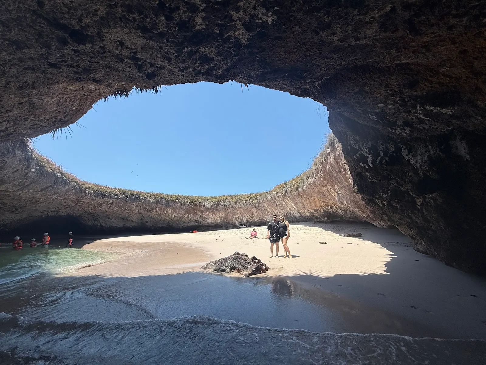 La Playa Escondida de Islas Marietas vista desde el interior del cráter