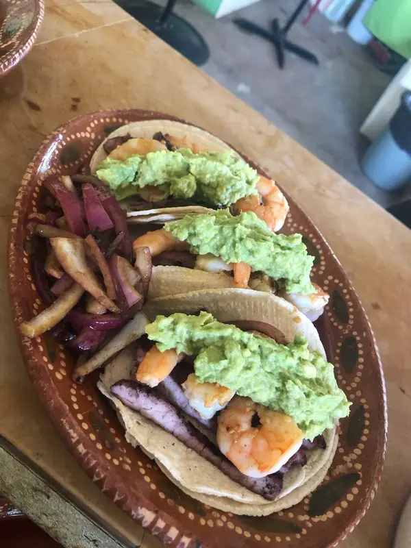 Tacos de camarón con guacamole