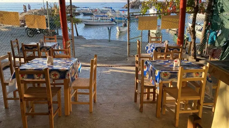 Terraza del restaurante con vista al mar
